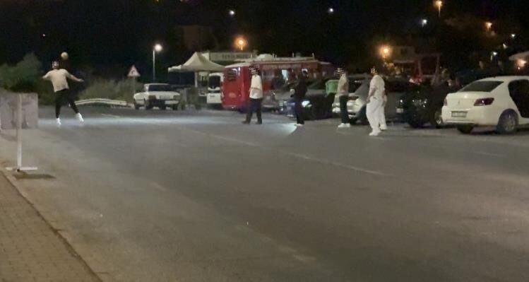 Talas ilçesinde, kız ve erkeklerden oluşan bir grup; trafiği hiçe