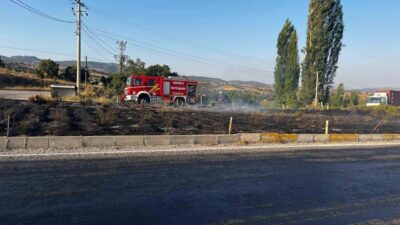 Denizli-Buldan yolu üzerinde bulunan orta refüjde meydana gelen ot yangını,