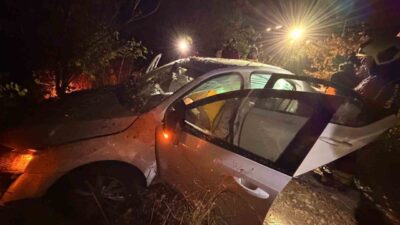 İzmir-Çanakkale Karayolu’nda meydana gelen trafik kazasında, bir araç refüje uçarak