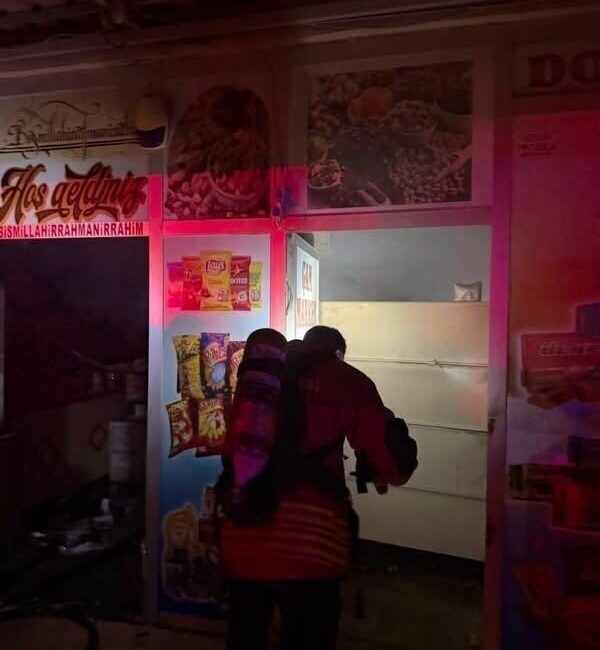 Reyhanlı ilçesindeki bir markette çıkan yangın, itfaiye ekiplerinin hızlı müdahalesi