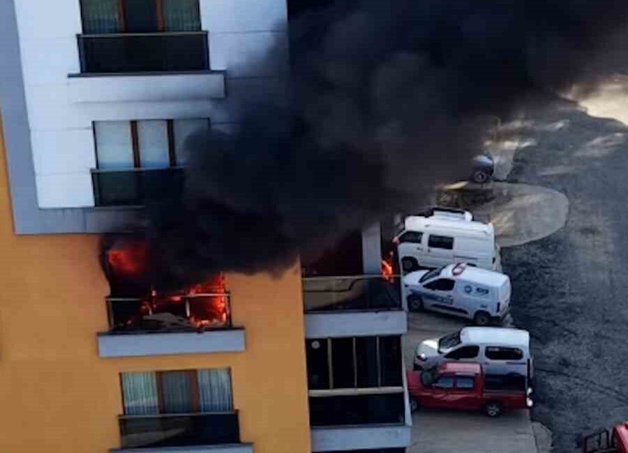 Rize’nin Ardeşen ilçesinde bulunan 10 katlı bir apartmanın 4. katında