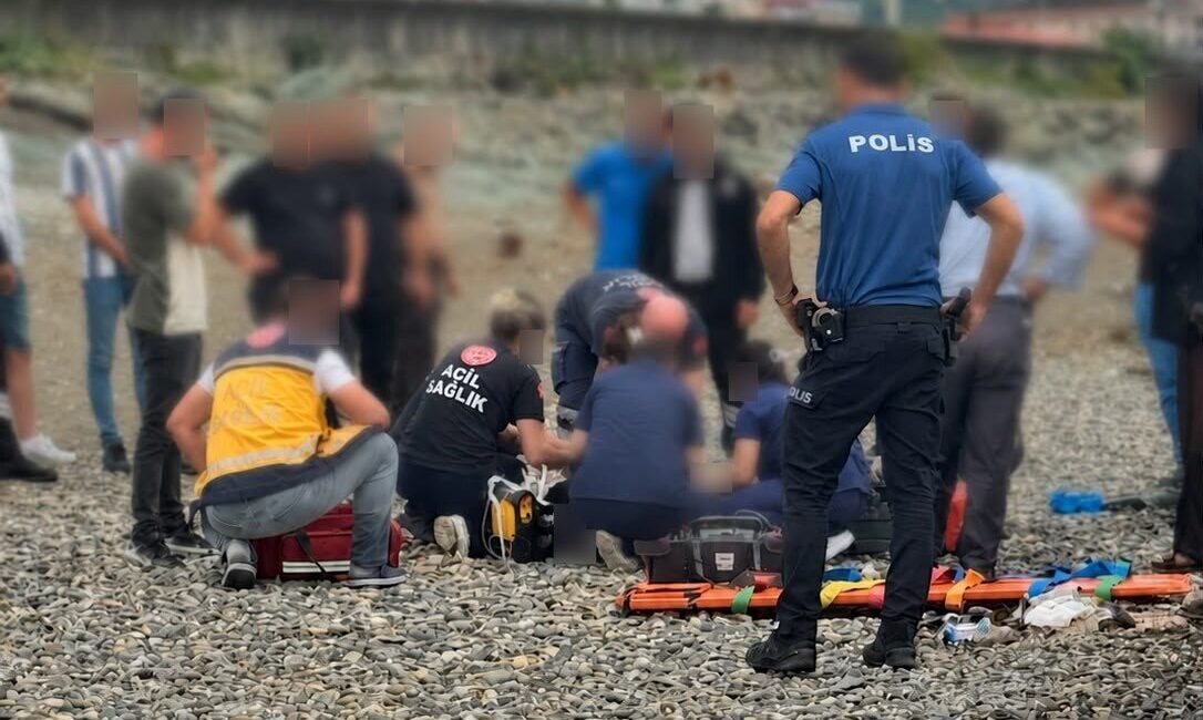 Rize’nin Çayeli ilçesinde, ailesiyle piknik yaparken denize giren 2 kardeş,