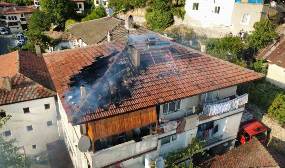 Safranbolu ilçesinde bulunan bir üç katlı evin çatısında çıkan yangın,