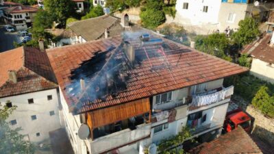 Safranbolu ilçesinde bulunan bir üç katlı evin çatısında çıkan yangın,
