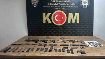 Sakarya’nın Serdivan ilçesinde gerçekleştirilen polis operasyonunda bir evde çok sayıda