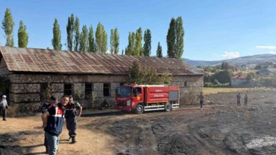 Bozkır ilçesinde, Baybağan Mahallesi’nde meydana gelen yangın, saman yüklü bir
