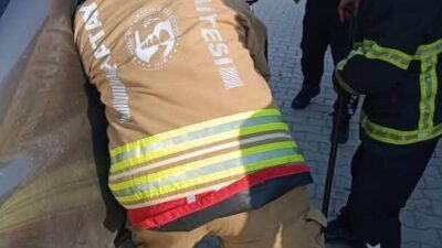 Samandağ ilçesinde yaşanan olayda, araç içinde mahsur kalan bir çocuk,