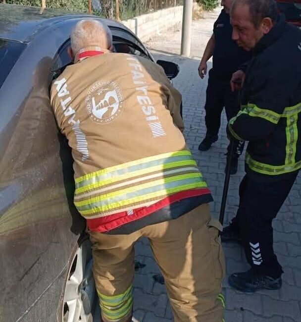 Samandağ ilçesinde yaşanan olayda, araç içinde mahsur kalan bir çocuk,