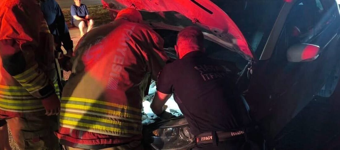 Samandağ ilçesinde meydana gelen bir trafik kazasında otomobilin yan yatması