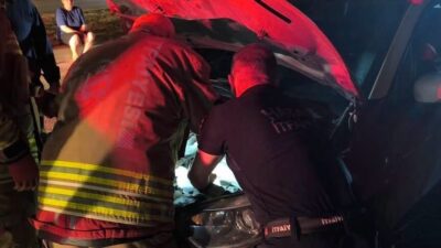 Samandağ ilçesinde meydana gelen bir trafik kazasında otomobilin yan yatması