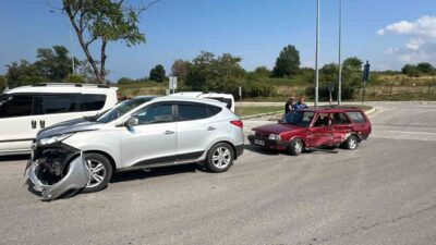 Samsun’un İlkadım ilçesindeki bir kavşakta SUV aracın otomobile çarpması sonucu