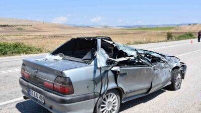 Samsun’un Vezirköprü ilçesinde meydana gelen trafik kazasında otomobil ile kamyonet