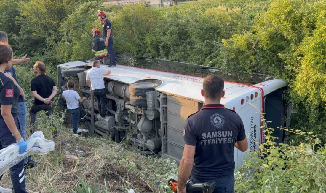 Samsun’un Çarşamba ilçesinde, özel bir halk otobüsünün yoldan çıkarak devrildiği
