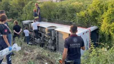 Samsun’un Çarşamba ilçesinde, özel bir halk otobüsünün yoldan çıkarak devrildiği