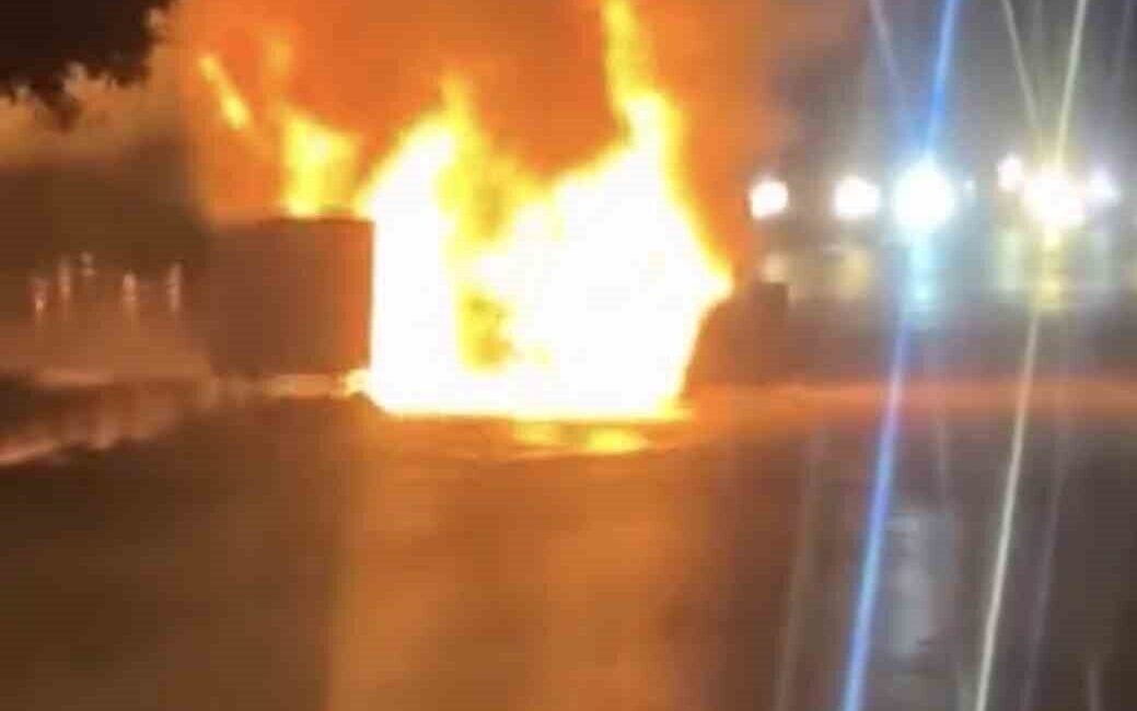 Samsun’da seyir halindeki bir araçta yangın çıktı ve alevler aracın