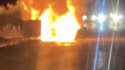 Samsun’da seyir halindeki bir araçta yangın çıktı ve alevler aracın
