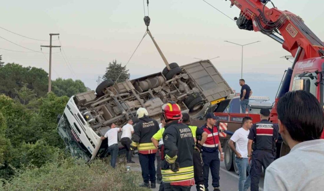 Samsun’un Çarşamba ilçesinde özel bir halk otobüsünün yoldan çıkarak devrilmesi