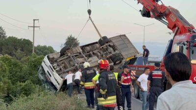 Samsun’un Çarşamba ilçesinde özel bir halk otobüsünün yoldan çıkarak devrilmesi
