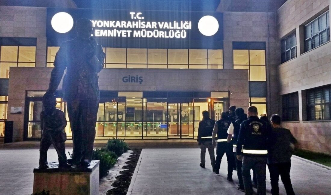 Afyonkarahisar’da bir sanayi dükkânına tamir için bırakılan otomobili çalan kişiler,