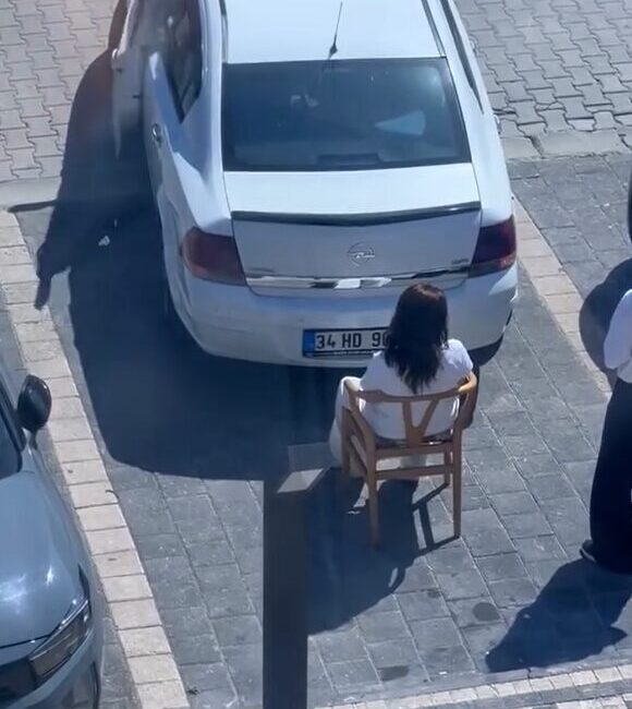 Yalova’da bir kafenin önünde park yeri bulmak isteyen sürücü ile