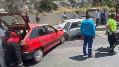 Şanlıurfa’da meydana gelen trafik kazasında iki aracın frontal çarpışması sonucu