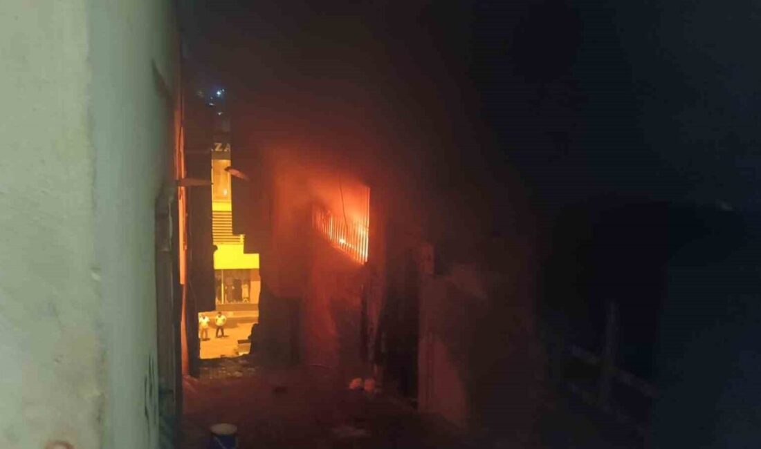 Şanlıurfa’da bir apartman dairesinde çıkan yangın, itfaiye ekipleri tarafından kontrol