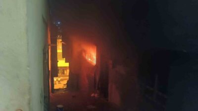 Şanlıurfa’da bir apartman dairesinde çıkan yangın, itfaiye ekipleri tarafından kontrol