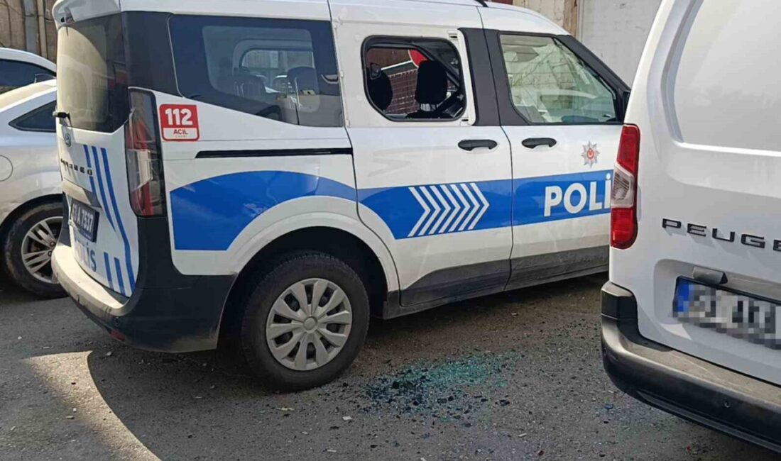 Şanlıurfa’nın Haliliye ilçesinde, bir zanlının iddiaya göre polis aracına bıçakla