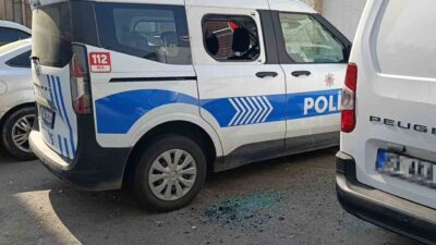 Şanlıurfa’nın Haliliye ilçesinde, bir zanlının iddiaya göre polis aracına bıçakla