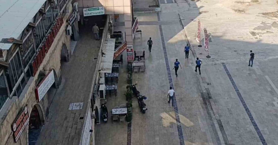 Şanlıurfa’da, Yusufpaşa Mahallesi’nde gerçekleşen olayda kimliği belirlenemeyen bir şüpheli, mutfak