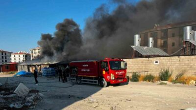 Konya’nın Karapınar ilçesinde bir inşaat sahasında meydana gelen yangın, itfaiye