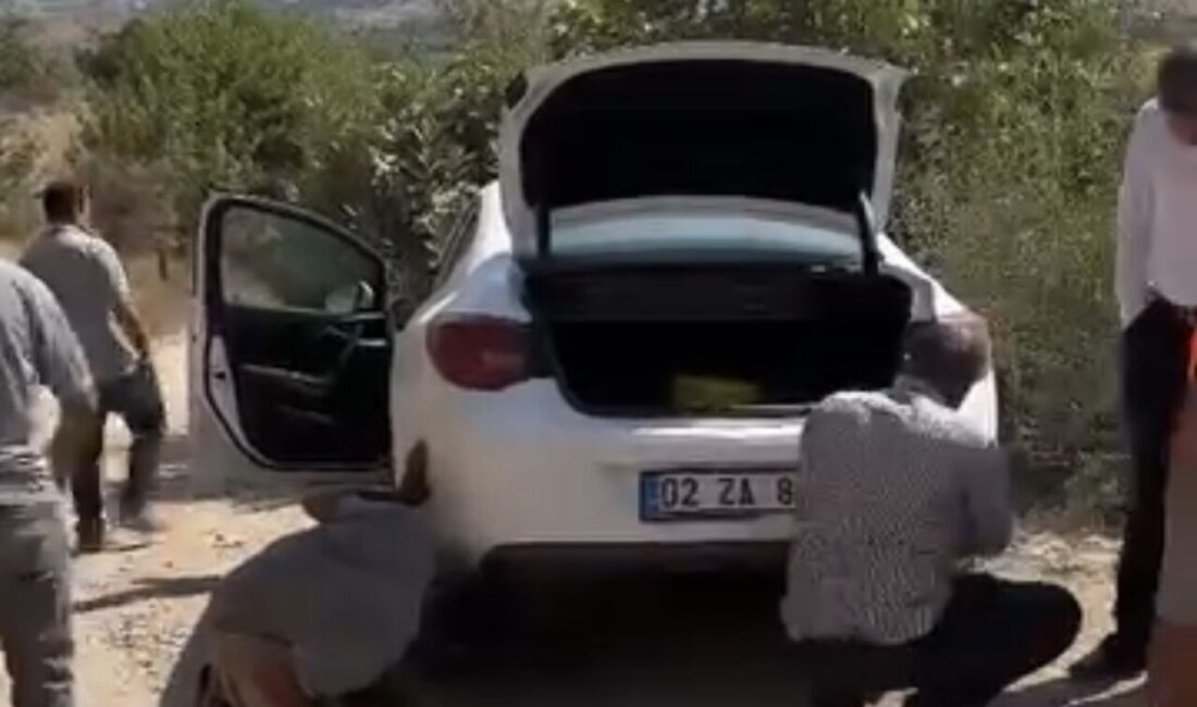 Sincik-Kahta karayolunda devam eden yol çalışmaları sebebiyle ulaşıma kapatılan bölümde,