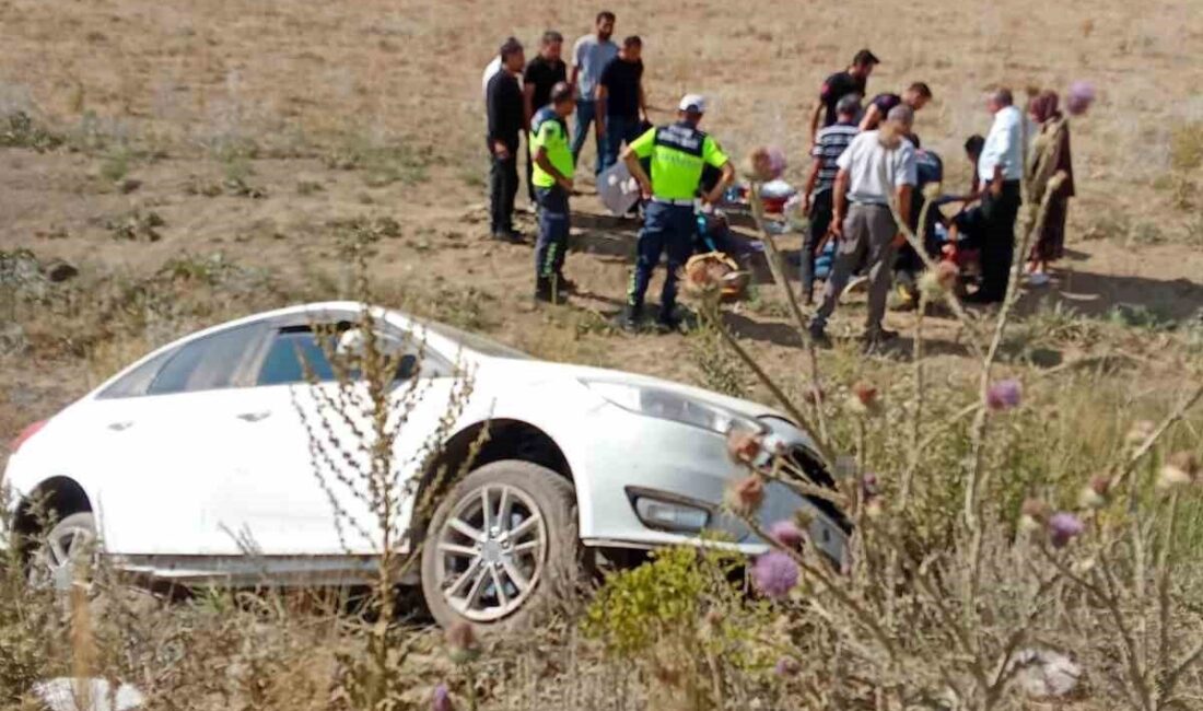 Van’ın Saray ilçesinde meydana gelen bir trafik kazasında, bir otomobilin