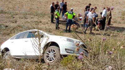 Van’ın Saray ilçesinde meydana gelen bir trafik kazasında, bir otomobilin
