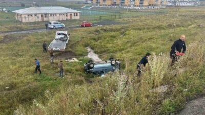 Sarıkamış’ta meydana gelen trafik kazasında, hafif ticari aracın yağışlı hava