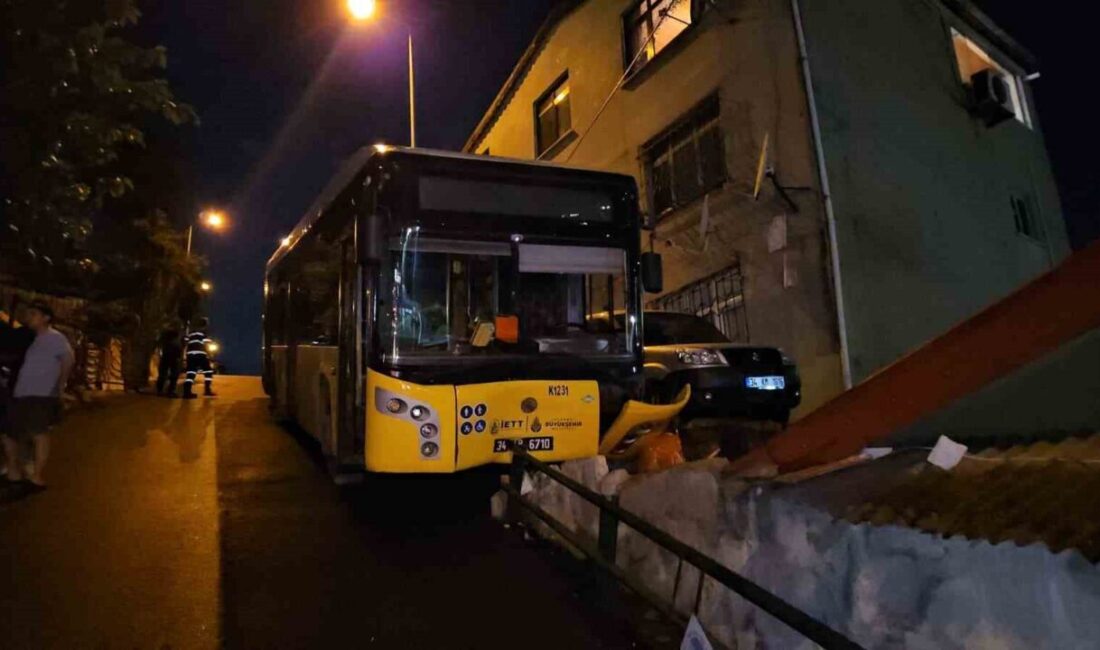 Sarıyer’de yağmurdan sonra kayganlaşan yolda kontrolü yitiren bir İETT otobüsü