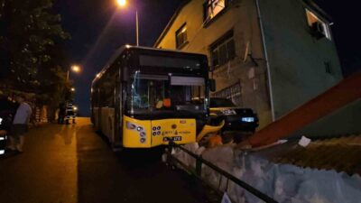 Sarıyer’de yağmurdan sonra kayganlaşan yolda kontrolü yitiren bir İETT otobüsü