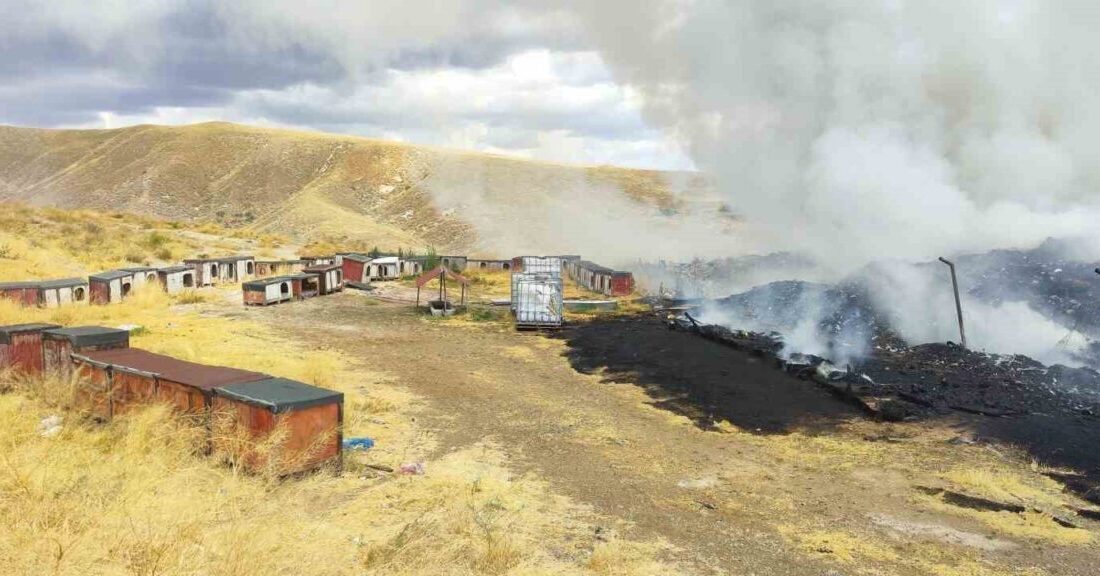 Şarkışla ilçesindeki Gündüzün Yazı mevkiinde bulunan eski çöplük alanında yangın