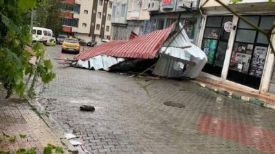 Artvin’in Şavşat ilçesinde yaşanan şiddetli fırtına, bir binanın çatısını yerinden