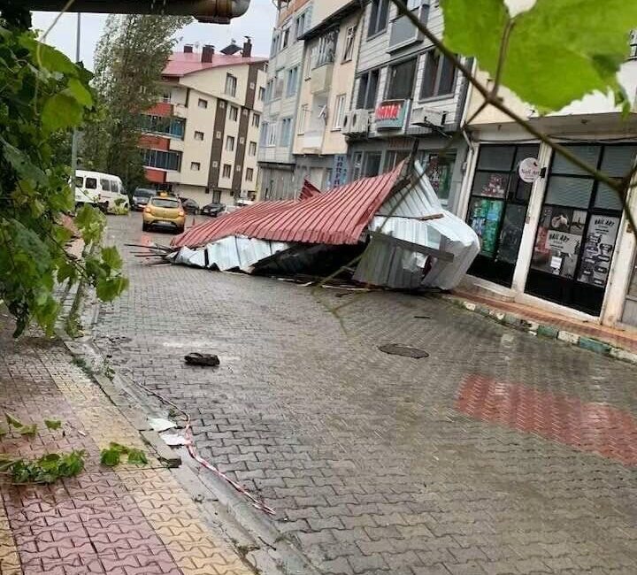 Artvin’in Şavşat ilçesinde yaşanan şiddetli fırtına, bir binanın çatısını yerinden