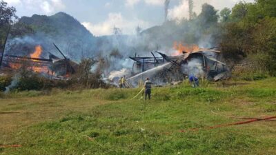 Artvin’in Şavşat ilçesine bağlı Erikli köyünde meydana gelen yangında, 2