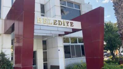 İzmir’deki Seferihisar Belediyesi’ne yönelik yapılan geniş çaplı rüşvet soruşturması kapsamında,