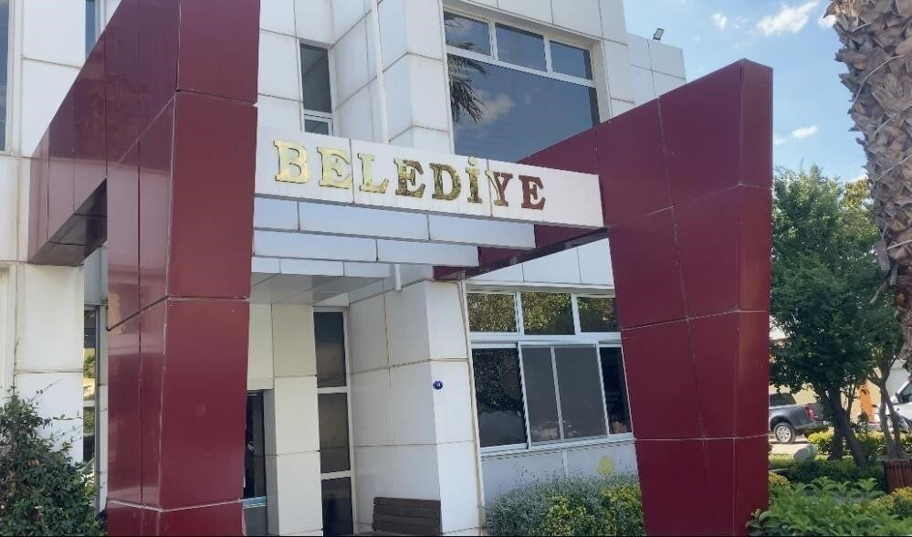 İzmir’deki Seferihisar Belediyesi’ne yönelik yapılan geniş çaplı rüşvet soruşturması kapsamında,