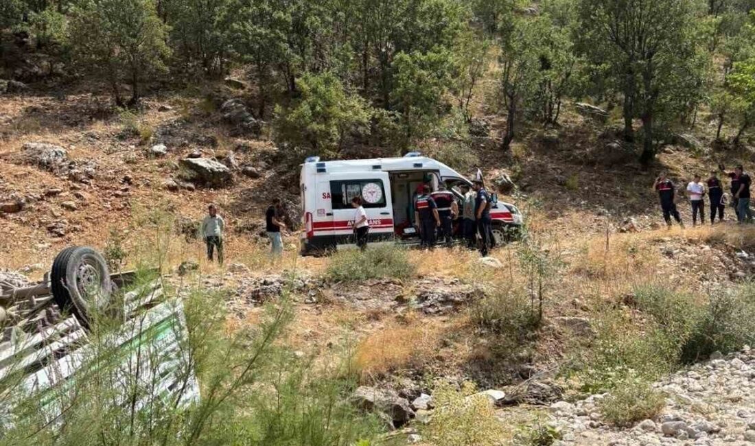 Adıyaman’ın Gerger ilçesinde kontrolünün kaybedilmesi sonucu bir kamyonetin dereye uçtuğu