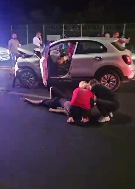 Serik ilçesinde meydana gelen trafik kazasında otomobil ile VIP minibüs