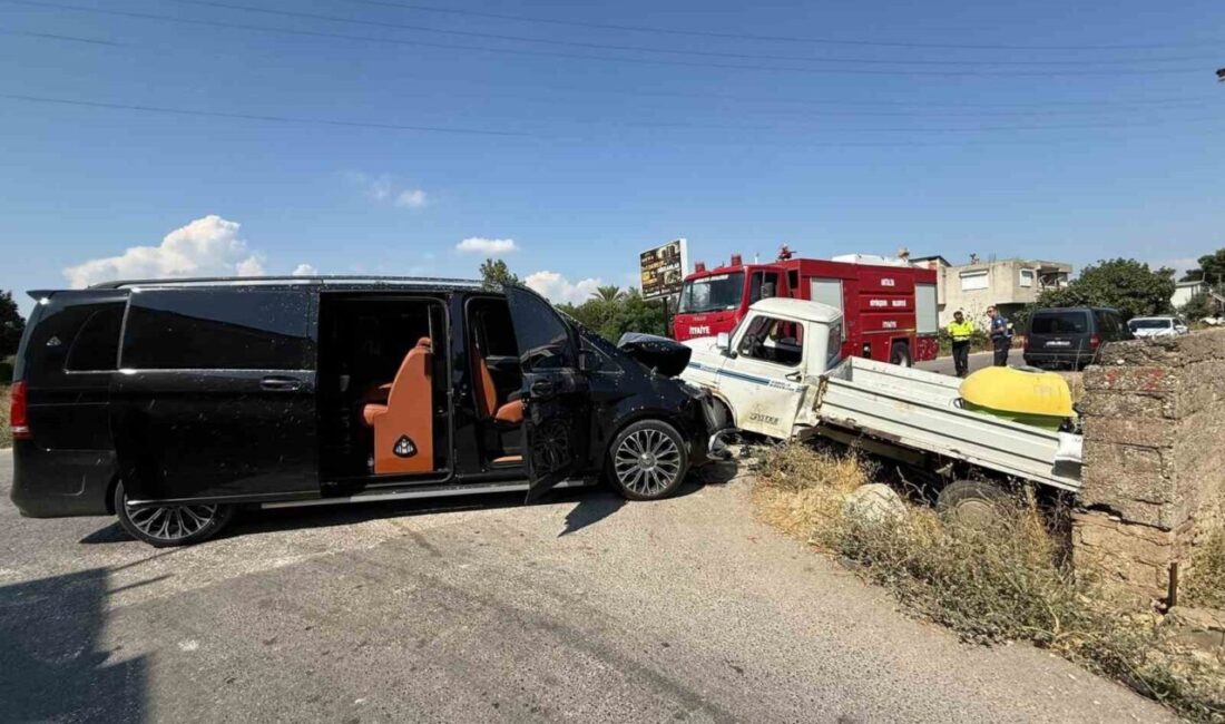 Serik ilçesinde, bir VIP minibüs ile kamyonetin çarpışması sonucu meydana