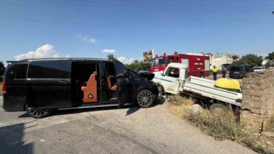Serik ilçesinde, bir VIP minibüs ile kamyonetin çarpışması sonucu meydana