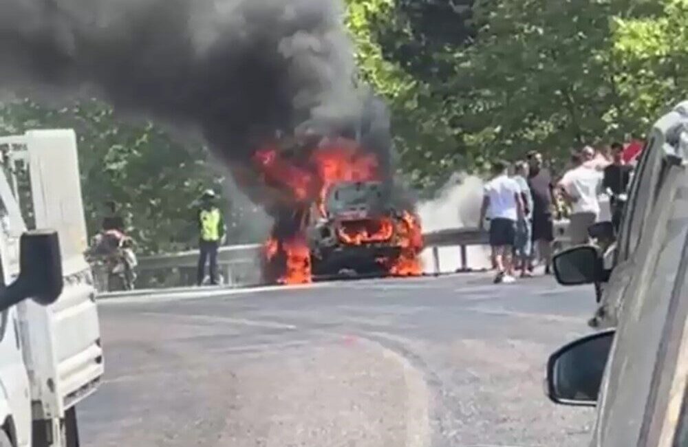 Muğla’nın Seydikemer ilçesinde seyir halindeki bir araçta çıkan yangın, büyük
