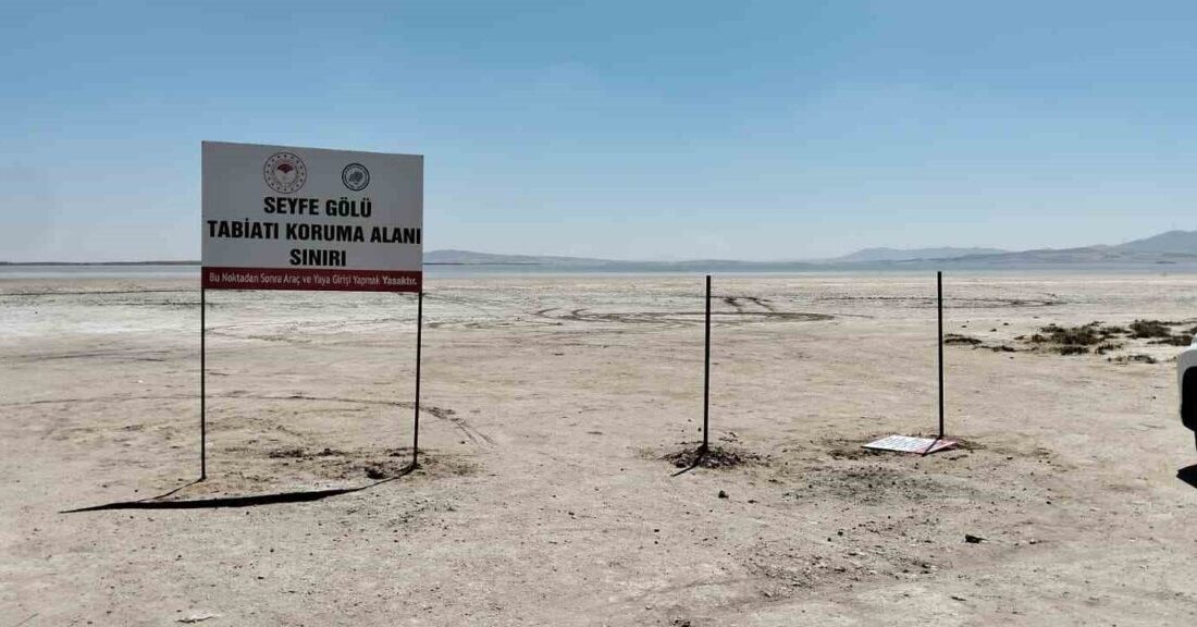 Kırşehir’deki Seyfe Gölü çevresinde yer alan bilgilendirme tabelaları kimliği belirsiz