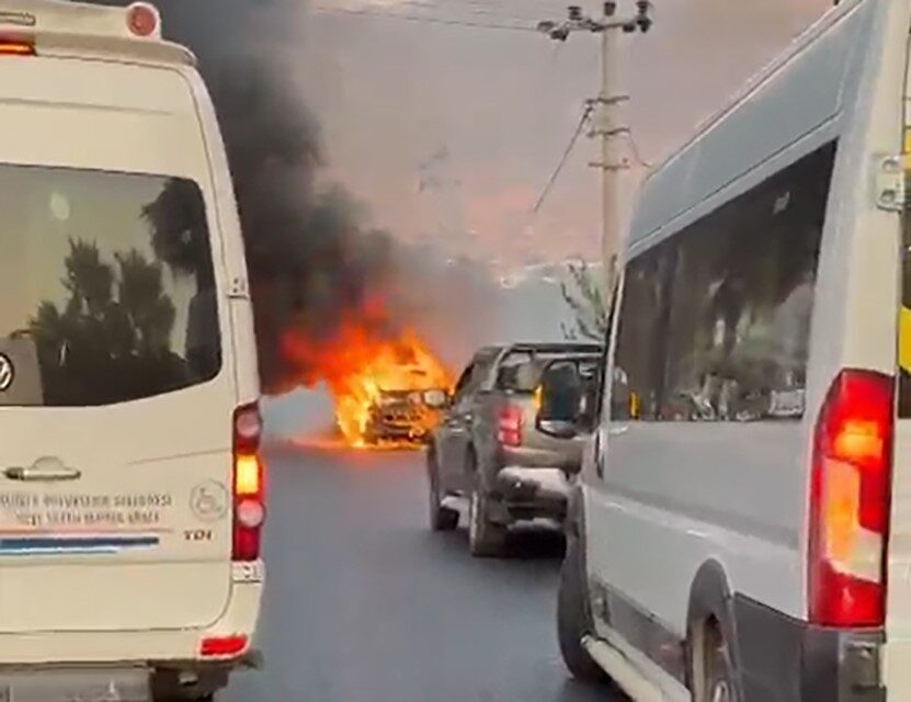 Milas ilçesinde seyir halindeki bir araçta çıkan yangın, itfaiye ekiplerince